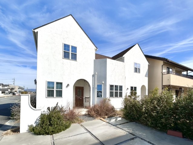 【中古戸建】高崎市下之城町の外観|■外観｜窓の配置や、爽やかな白ベースの外観が清潔感をもたらします。まっさらなキャンバスのような家にこだわりを彩って…始めよう、あなただけの豊かな暮らし( ＾＾ )