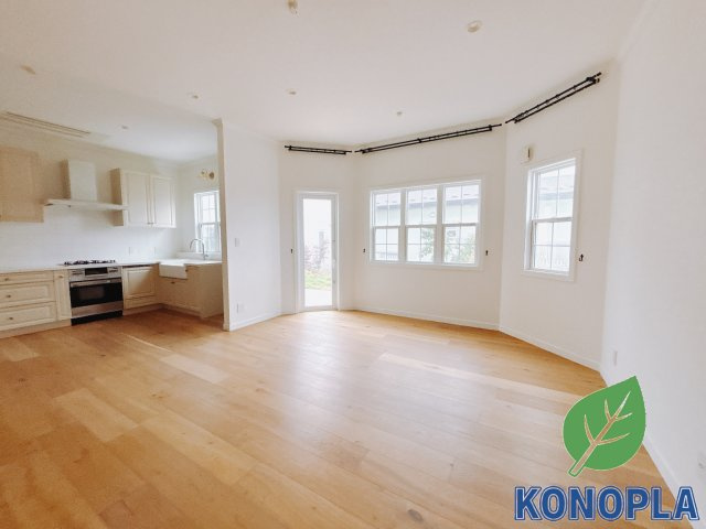 【中古戸建】高崎市下之城町の居間・リビング|■リビング｜落ち着きのある表情を見せるリビングダイニング。太陽の光がたっぷり差し込むリビングは、自然とご家族が集まる居心地の良い空間です♪