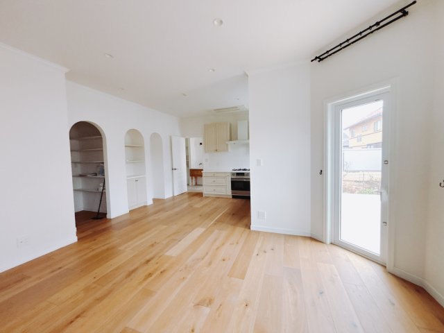 【中古戸建】高崎市下之城町の居間・リビング|■リビング｜窓から射し込む陽射しが縦横に広がり、あたたかな空間を形作ります♪木目のきれいなフローリングとシンプルな壁紙は、一日中家に居ても飽きることなく過ごすことができる素敵な空間です♪