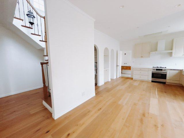 【中古戸建】高崎市下之城町の居間・リビング|■リビング｜木製で懐かしさのある家具やアンティーク調の小物に囲まれてレコードを流したり小説を読んだり…そんな心ときめく暮らしをしませんか？