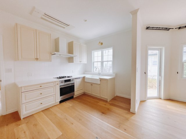 【中古戸建】高崎市下之城町のキッチン|■キッチン｜ワークトップの幅が広く、お子様といっしょにお料理をつくったり、ちょっとしたパーティーも楽しめます。フラットなのでお掃除がしやすいのもポイントです♪