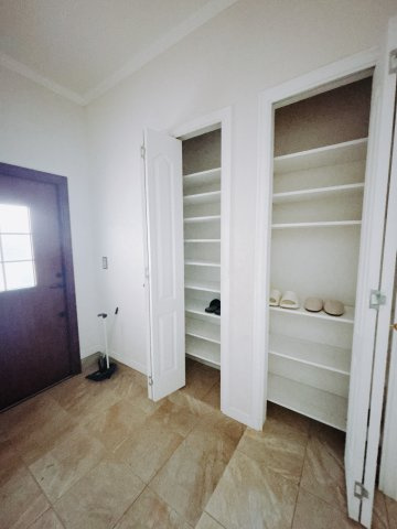 【中古戸建】高崎市下之城町の玄関|■玄関｜毎日の「いってらっしゃい」や「お帰りなさい」を大切なご家族と過ごす玄関は〈使いやすさ〉を追求しております。玄関横の物入は急な来客時でもさっとお片付けできるスペースを確保しています。