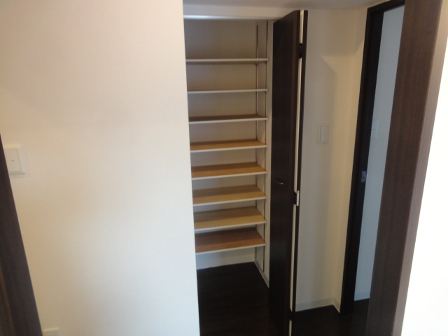 ViewTerrace売布Ⅲの収納|シューズボックス付きの玄関です
