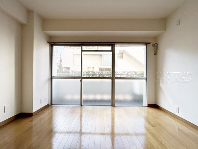 【洋室】 | 常盤台グリーンハイツ | 窓から明るい光が差し込む洋室。ベッドを置いて個人居室にする場合は、多くの時間を過ごすことになる空間です。使い勝手や落ち着きを想像してください。～即日のご見学可能～　お問合せはお気軽にどうぞ。