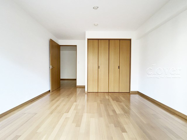 【寝室】 | 常盤台グリーンハイツ | 収納スペースを備えた洋室。現地をご覧になった際には、部屋の大きさのほか、収納部分のサイズなどもご確認ください。～即日のご見学可能～　お問合せはお気軽にどうぞ。