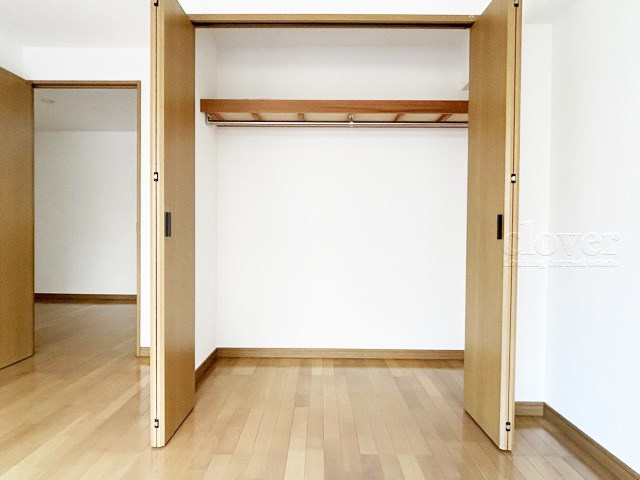 【収納】 | 常盤台グリーンハイツ | 壁一面に大きく配されたクローゼット。たっぷりとした収納力の大きさが魅力です。これだけ大きな収納があれば、スッキリとした部屋が実現できそうです。～即日のご見学可能～　お問合せはお気軽にどうぞ。