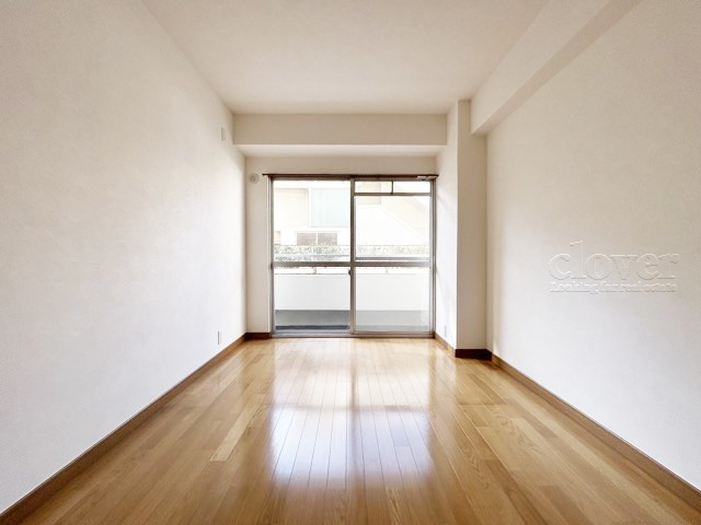 【子供部屋】 | 常盤台グリーンハイツ | 窓の向こうの景色が気持ちよい洋室。実際の面積よりも広く感じられるのは、窓の向こうの景色の開放感によるものです。～即日のご見学可能～　お問合せはお気軽にどうぞ。