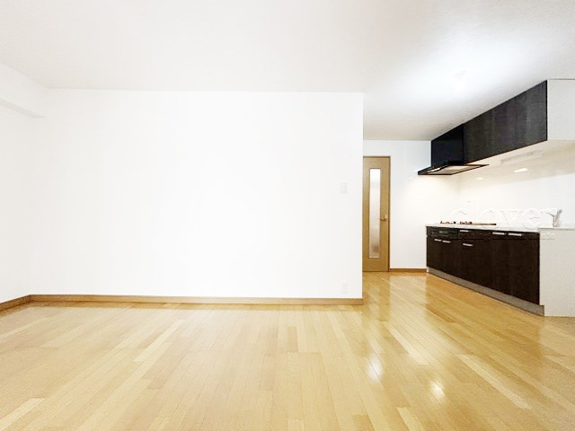 【居間・リビング】 | 常盤台グリーンハイツ | ゆったりと過ごせるよう機能的にデザインされたLDK（リビング・ダイニング・キッチン）の様子。その明るさや奥行きを感じてください。～即日のご見学可能～　お問合せはお気軽にどうぞ。