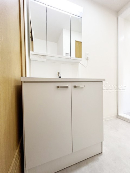 【独立洗面台】 | 常盤台グリーンハイツ | 洗面台は毎朝、自分を眺めながら活力を高める場所。その際に鏡に映った背景自体が「新居」の喜びを増幅してくれそうです。～即日のご見学可能～　お問合せはお気軽にどうぞ。