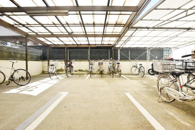 【駐輪場】 | 常盤台グリーンハイツ | 自転車置き場。マンションの共用部にあたります。空きの有無や駐輪料金、各戸の台数制限などについては、改めてお問い合わせください。～即日のご見学可能～　お問合せはお気軽にどうぞ。
