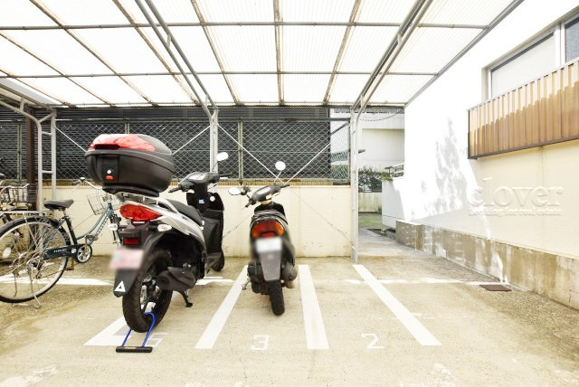 【駐車場】 | 常盤台グリーンハイツ | バイク置き場。空き区画の有無や駐輪料金、サイズおよび排気量規定などについては、改めてお問い合わせください。～即日のご見学可能～　お問合せはお気軽にどうぞ。
