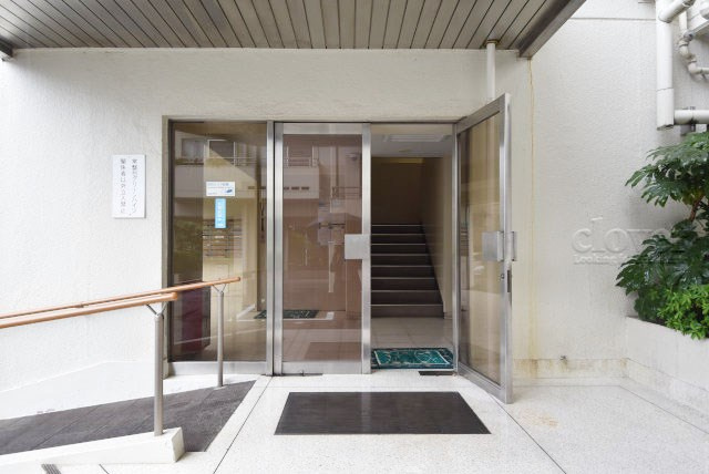 【エントランス】 | 常盤台グリーンハイツ | お客様を、そして住人を出迎えてくれるマンションのエントランス。ゴミが落ちていないことからも、管理状態の良さや住民の節度の高さが見て取れます。～即日のご見学可能～　お問合せはお気軽にどうぞ。

