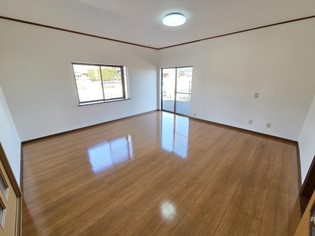みどり市笠懸町阿左美　中古住宅の洋室|1階12.5帖の洋室です。