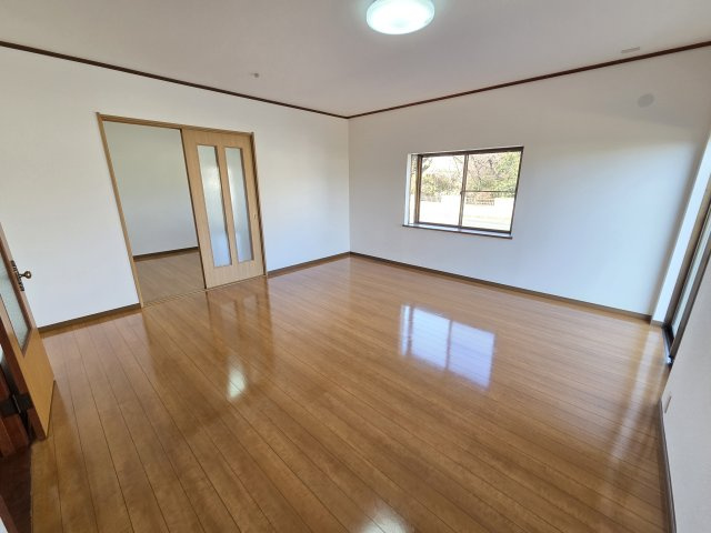 みどり市笠懸町阿左美　中古住宅の洋室|1階12.5帖の洋室です。