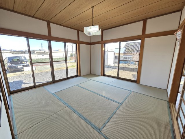 みどり市笠懸町阿左美　中古住宅の居間・リビング|1階8畳の和室です。