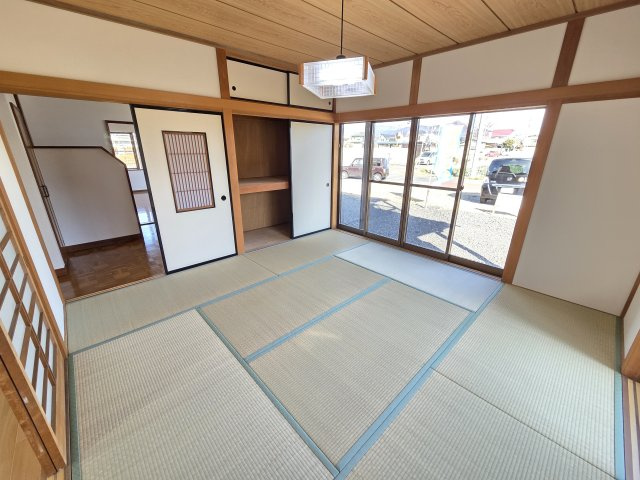 みどり市笠懸町阿左美　中古住宅の居間・リビング|1階8畳の和室です。2面採光で明るく、ダイニングキッチンや廊下へ出られるため、「居間」としてお使いいただいてはいかがでしょうか？