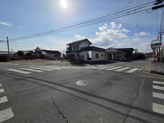 みどり市笠懸町阿左美　中古住宅の前面道路含む現地写真|北側前面道路幅員約7.1ｍ　東前面道路幅員約6.3ｍ
