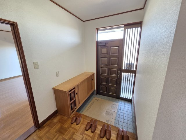 みどり市笠懸町阿左美　中古住宅の玄関|玄関はシューズボックス付き！