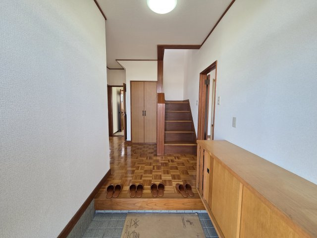 みどり市笠懸町阿左美　中古住宅の玄関|玄関入った光景です。