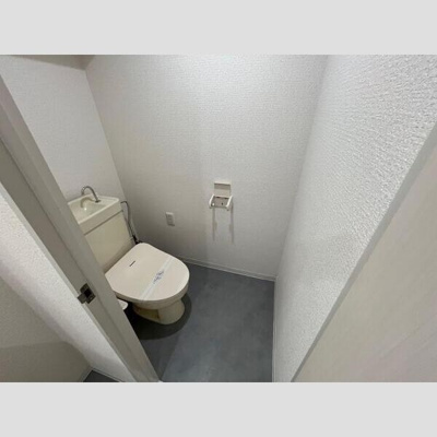 【トイレ】 | ヴィラスリースター鶴浜 | 落ち着いた色調のトイレです