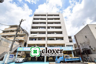 【外観】 | 手入れの行き届いた外壁やエントランスなど、「見ればわかる」レベルで清潔感を保ったマンションです。築年数を感じさせない姿で皆様をお出迎えします。～即日のご見学可能～　お問合せはお気軽にどうぞ。
