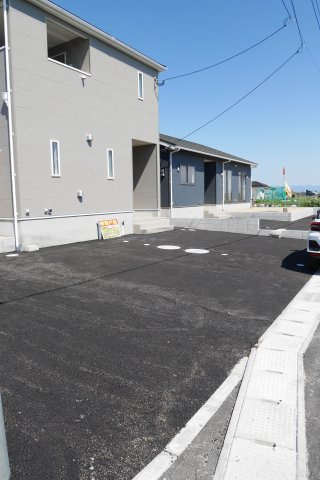 小郡市二森　オール電化１号棟　アーネストワンの駐車場