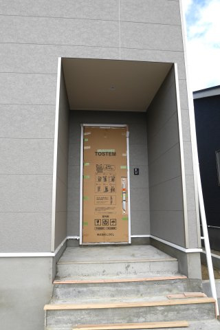 小郡市二森　オール電化１号棟　アーネストワンの玄関