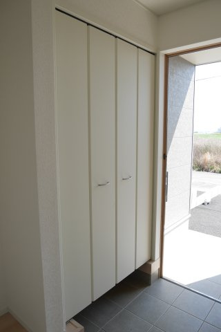 小郡市二森　オール電化１号棟　アーネストワンの玄関