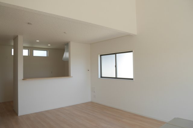 小郡市二森　オール電化１号棟　アーネストワンの駐車場