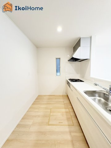 神戸市西区王塚台第6　3号棟　新築戸建のキッチン|【ホームページに現地動画掲載中】●年中無休：当日予約可●同色のカップボードの設置なども承っております