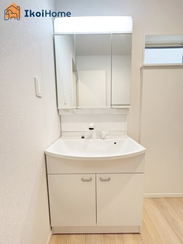 神戸市西区王塚台第6　3号棟　新築戸建の洗面所|【ホームページに現地動画掲載中】●年中無休：当日予約可●洗面は便利な３面鏡。ゆったりワイドシンク仕様