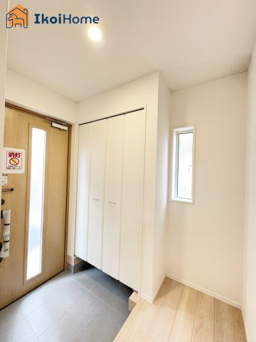 神戸市西区王塚台第6　3号棟　新築戸建の玄関|【ホームページに現地動画掲載中】●年中無休：当日予約可●玄関収納は靴やアウトドア用品などが収納可能！