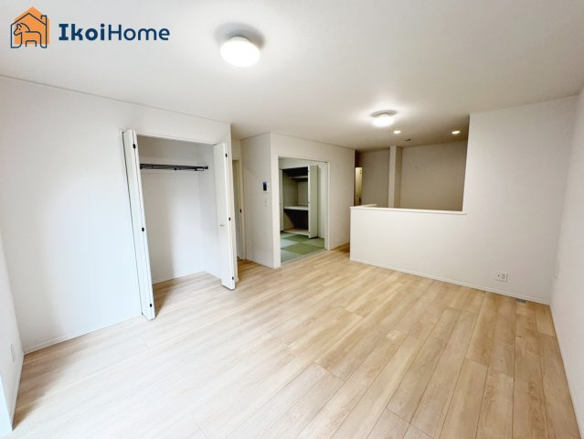 神戸市西区王塚台第6　3号棟　新築戸建の居間・リビング|【ホームページに現地動画掲載中】●年中無休：当日予約可●広々LDKは開放感があり、大型家具も設置可能