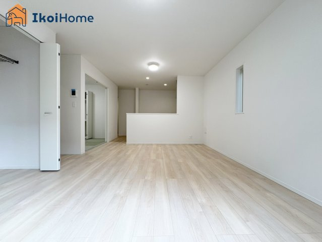 神戸市西区王塚台第6　3号棟　新築戸建の居間・リビング|【ホームページに現地動画掲載中】●年中無休：当日予約可●フローリング強化する10年保証コーティング有