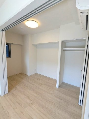 CLARITIA文京湯島の収納|リビングに面した5帖洋室です
インターネット無料
エアコン・照明・クローゼット付きです
7階以上は隣の号室と接していない独立したプライバシー確保されたお部屋です