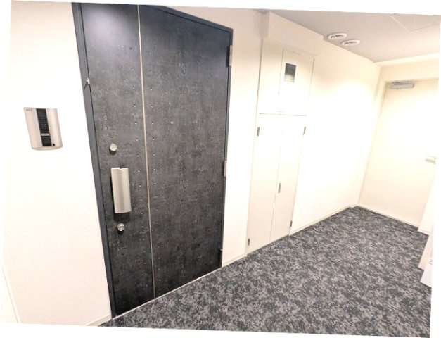 CLARITIA文京湯島の玄関|7階以上は隣の号室と接していない独立したプライバシー確保されたお部屋です
絨毯張りの内廊下
ディンプルキーのダブルロックセキュリティ