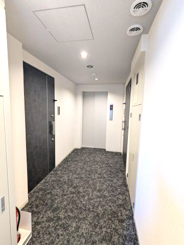 CLARITIA文京湯島の設備|7階以上はは隣の号室と接していない独立したプライバシー確保されたお部屋です
絨毯張りの内廊下
ディンプルキーのダブルロックセキュリティ