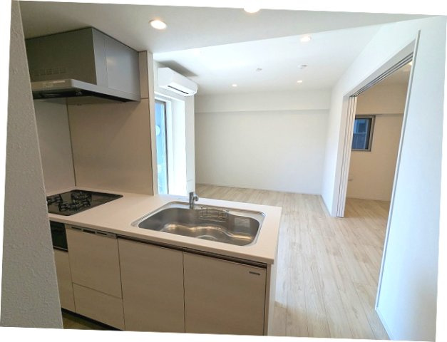 CLARITIA文京湯島の設備|インターネット無料
カウンターキッチン
リビングと各洋室にエアコン付
リビングにダウンライト、洋室にシーリングライト付
南向き日当り良好
7階以上は隣号室と非接触の独立したプライバシー確保されたお部屋