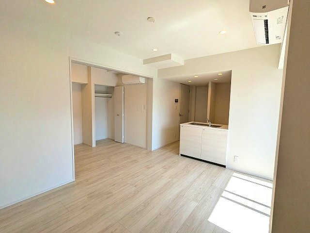 CLARITIA文京湯島の設備|インターネット無料
カウンターキッチン
リビングと各洋室にエアコン付
リビングにダウンライト、洋室にシーリングライト付
南向き日当り良好
7階以上は隣号室と非接触の独立したプライバシー確保されたお部屋