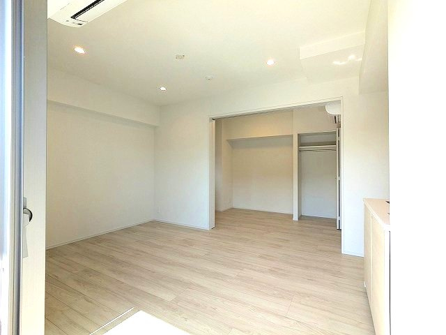 CLARITIA文京湯島の設備|インターネット無料
リビングと各洋室にエアコン付
リビングにダウンライト、洋室にシーリングライト付
南向き日当り良好
7階以上は隣の号室と接していない独立したプライバシー確保されたお部屋です