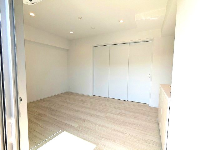 CLARITIA文京湯島の設備|インターネット無料
リビングにエアコン付
リビングにダウンライト、洋室にシーリングライト付
南向き日当り良好
7階以上は隣の号室と接していない独立したプライバシー確保されたお部屋です