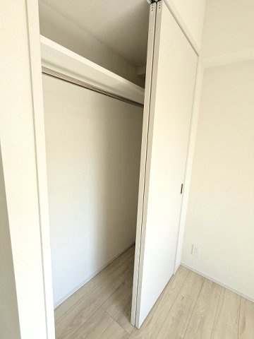 CLARITIA文京湯島の設備|リビングと独立した6.2帖洋室のクローゼットです
