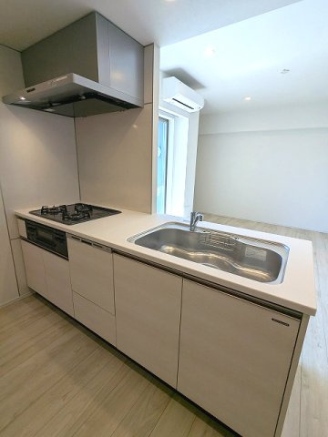 CLARITIA文京湯島の設備|グリル付ガス3口システムカウンターキッチン、食器洗浄乾燥機付、瀟洒でお手入れ楽なガラストップコンロ、キッチンは大型の冷蔵庫等自由に配置が可能なスペースあります