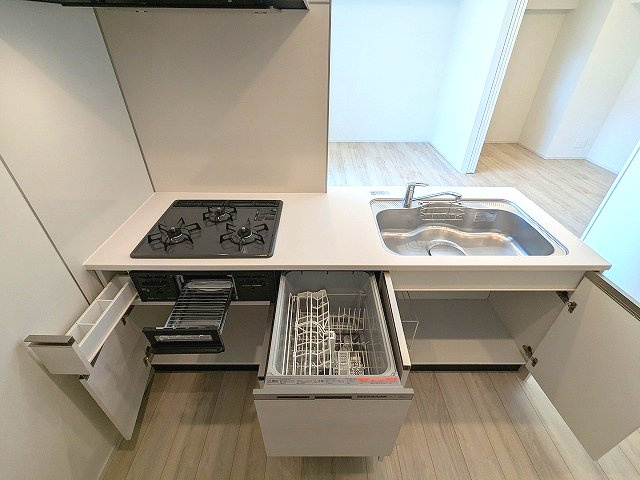 CLARITIA文京湯島の設備|グリル付ガス3口システムカウンターキッチン、食器洗浄乾燥機付、瀟洒でお手入れ楽なガラストップコンロ