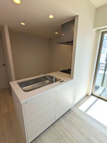 CLARITIA文京湯島の設備|システムカウンターキッチン、キッチンは大型の冷蔵庫等自由に配置が可能なスペースあります