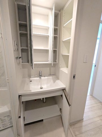 CLARITIA文京湯島の設備|トイレと独立した洗面脱衣室、三面鏡付ハンドシャワー付洗面台、洗面台下にヘルスメーターストックあります