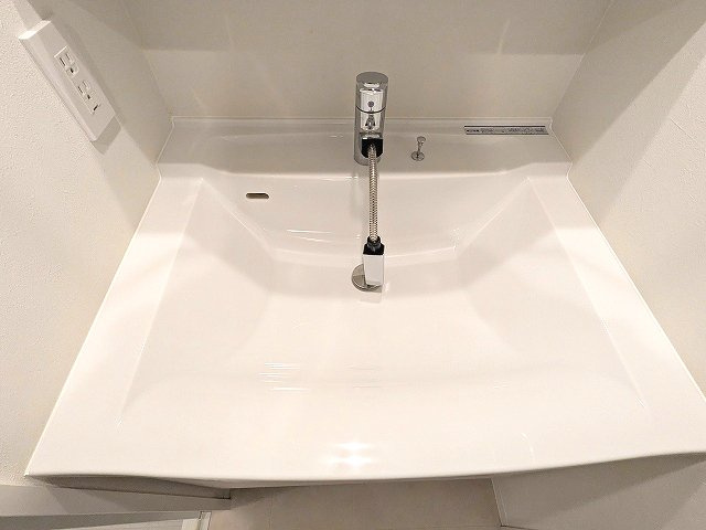 CLARITIA文京湯島の設備|トイレと独立した洗面脱衣室のハンドシャワー付独立洗面台です