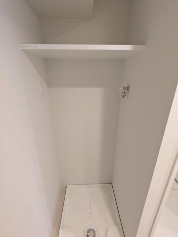 CLARITIA文京湯島の設備|トイレと独立した洗面脱衣室の洗濯機置場は排水口のお手入れしやすい様に手前中央に配置しています