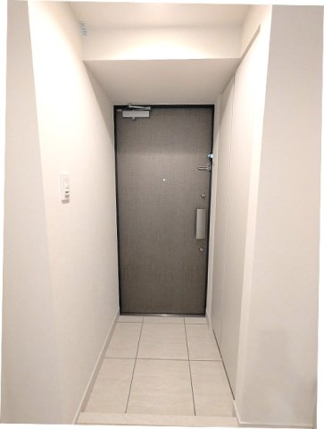 CLARITIA文京湯島の設備|ディンプルキーのダブルロックセキュリティ、人感センサー付玄関ライト、収納豊富なトールタイプのシューズBOX