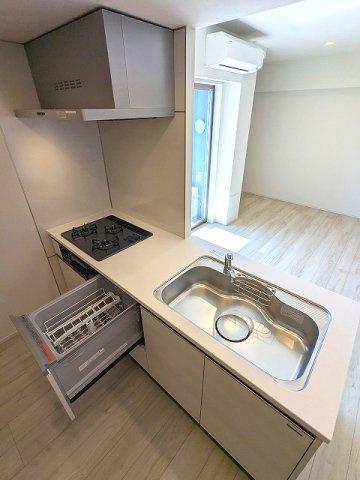 CLARITIA文京湯島のキッチン|グリル付ガス3口システムカウンターキッチン、食器洗浄乾燥機付、瀟洒でお手入れ楽なガラストップコンロ、キッチンは大型の冷蔵庫等自由に配置が可能なスペースあります